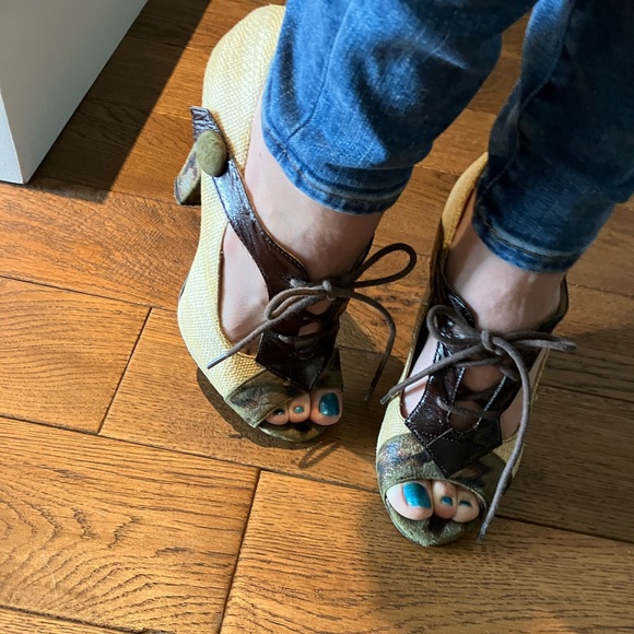 Super cute size 6 1/2 Naughty Monkey 4” heeled beige raffia lace up peep toes - Picture 8 of 16